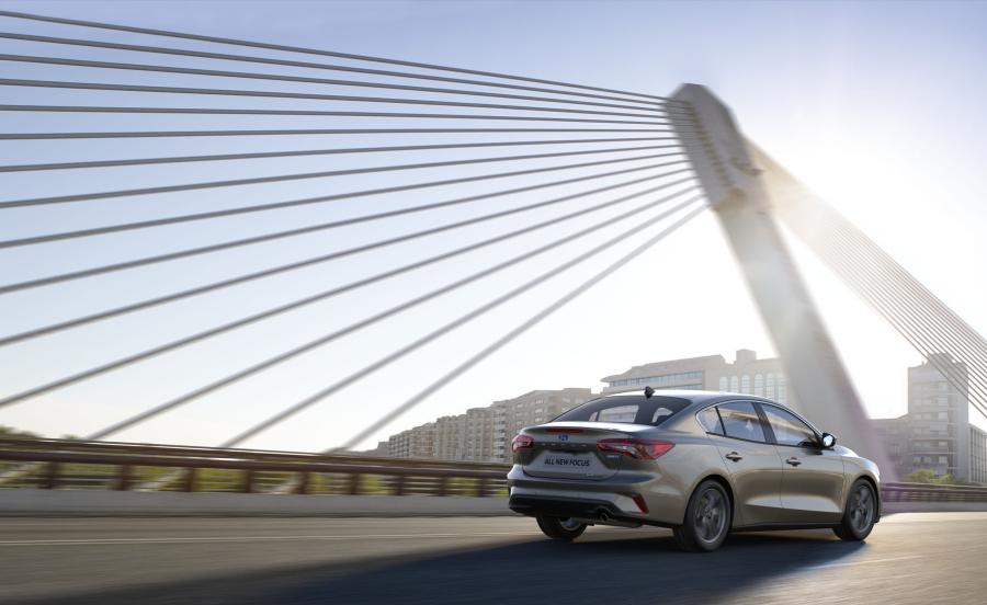  Ford Focus Titanium Sedan 2018 года  (CN) (фото 8 из 10)